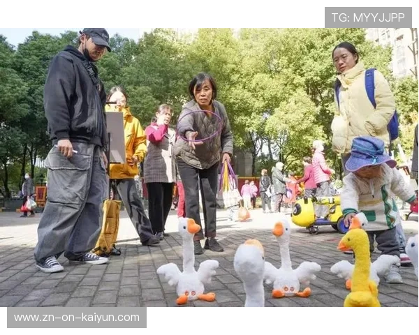 社区游泳比赛成纽带，邻里同场竞技共享健康生活。